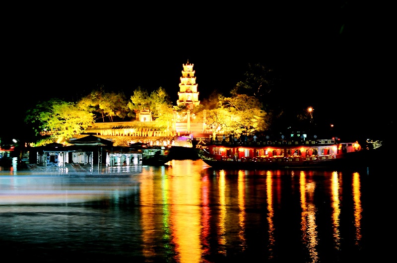 Cảnh chùa Thiên Mụ về đêm
